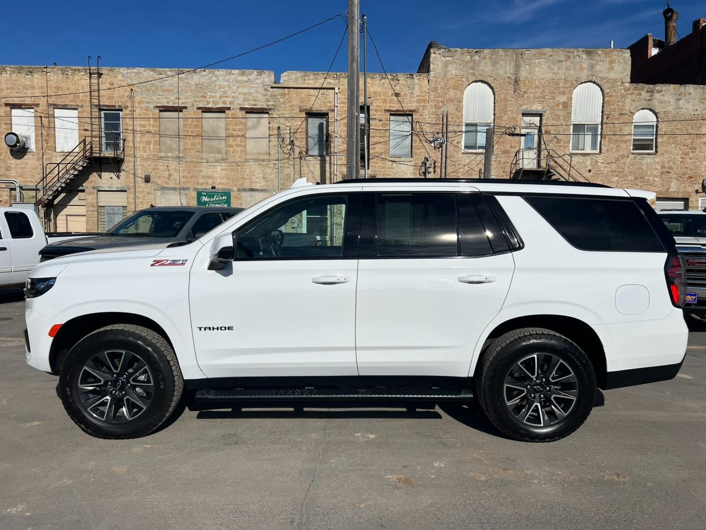 2022 WHITE /Black Chevrolet Tahoe Z71 w/ Luxury Package (1GNSKPKD6NR) with an 5.3L V8 engine, Automatic transmission, located at 116 5th Avenue South, Lewistown, MT, 59457, 47.063877, -109.427879 - Experience the power and luxury of the 2022 Chevrolet Tahoe Z71. This stunning SUV combines rugged durability with unmatched comfort, making it the perfect vehicle for any adventure. Whether you're navigating city streets or exploring off-road trails, the Tahoe Z71 delivers a smooth, responsive ride - Photo#5